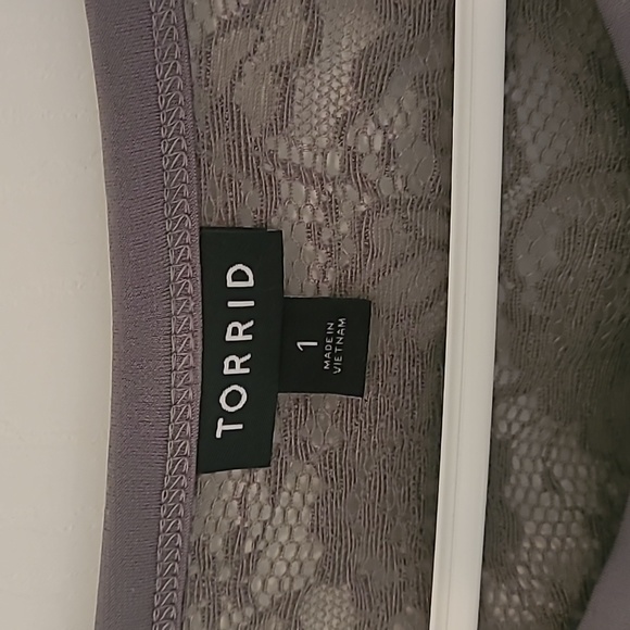 Pewter Lace tee shirt - Picture 2 of 4